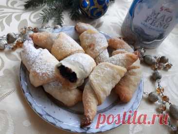 Песочные рогалики с маком Песочные рогалики с маком - это нежная выпечка, которая просто тает во рту. Они готовятся из песочного теста с добавлением маковой начинки, что придаёт им особый вкус. Эти рогалики идеально подойдут для чаепития или в качестве десерта.