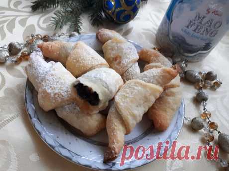 Песочные рогалики с маком Песочные рогалики с маком - это нежная выпечка, которая просто тает во рту. Они готовятся из песочного теста с добавлением маковой начинки, что придаёт им особый вкус. Эти рогалики идеально подойдут для чаепития или в качестве десерта.