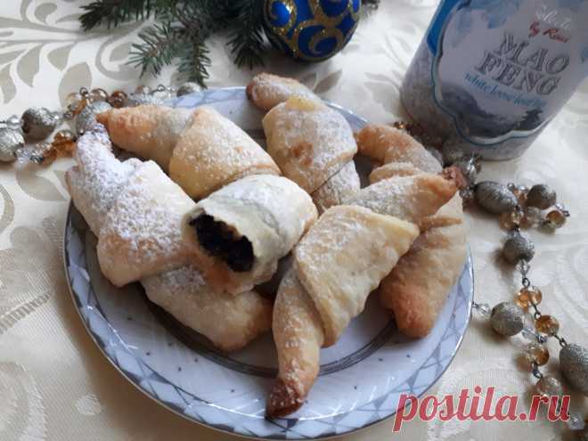 Песочные рогалики с маком Песочные рогалики с маком - это нежная выпечка, которая просто тает во рту. Они готовятся из песочного теста с добавлением маковой начинки, что придаёт им особый вкус. Эти рогалики идеально подойдут для чаепития или в качестве десерта.