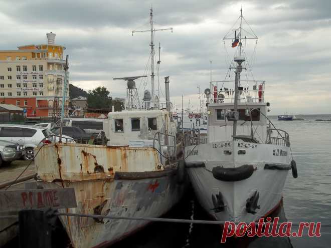 Яхты и катера на причале.