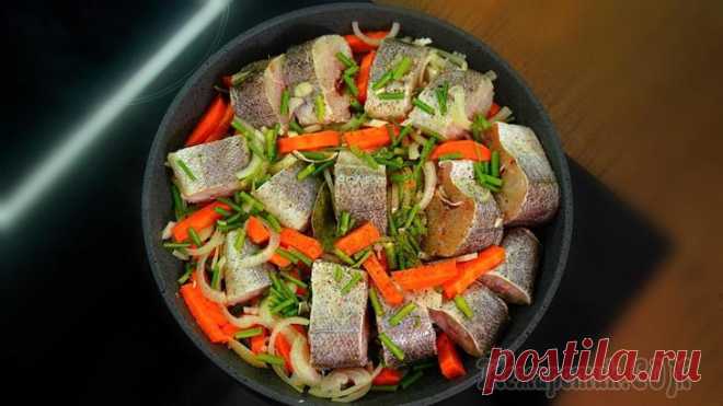 Рыба как раки! Как вкусно и просто приготовить минтай или хек Очень простой рецепт полезного блюда с рыбой и овощами. Благодаря укропу и специям, рыба становится чем-то похожа на вареных раков. Для этого рецепта я использую самую доступную рыбу – минтай или хек....