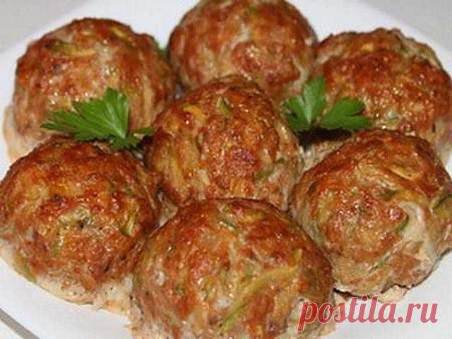 ГРЕЧЕСКИЕ ТЕФТЕЛИ С КАБАЧКАМИ. 
Ай-да вкуснятина!!! Попробуй и убедись! Просто потрясающий рецепт ! 
Греческие тефтели с кабачками подают как в горячем, так и в холодном виде с соусом «Цацики». В оригинале их жарят, но мне больше нравятся в запеченном виде.
Ингредиенты:
600 г мясного фарша
2-3 молодых кабачка
2 яйца
1 луковица
3-4 зубчика чеснока
2 столовые ложки томатной пасты
3 столовые ложки молотых сухарей
Соль, молотый черный перец, свежие или сухие мята и базилик К м...