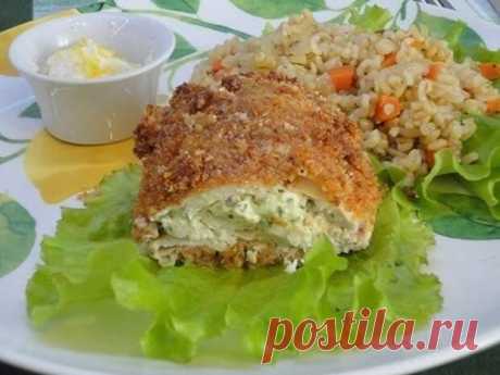 Грудка получается сочной. Гарнир можете готовить любой, на ваш вкус. Предлагаемый соус — тоже по желанию. Но все вместе получается праздничным или, как минимум, уютным воскресным обедом. ИНГРЕДИЕНТОВ НА 4 ПОРЦИИ Основные куриные грудки 2 шт. фета 120 г петрушка зелень ⅓ пучка чеснок 2 зубчика - 21 февраля - 43951693069 - Медиаплатформа МирТесен