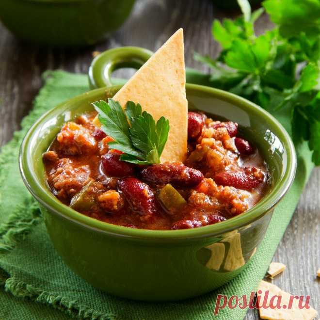 чили кон корне (Мексика)
Название мексиканско-техасского блюда «чили кон карне» переводится как «чили с мясом». Густой соус готовят из говядины, с добавлением красной фасоли, острого перца и специй. Густой и обжигающий, он прекрасно гармонирует с лавашем и овощами, с рисом и сладким луком. А еще его можно есть просто так, со сметаной.