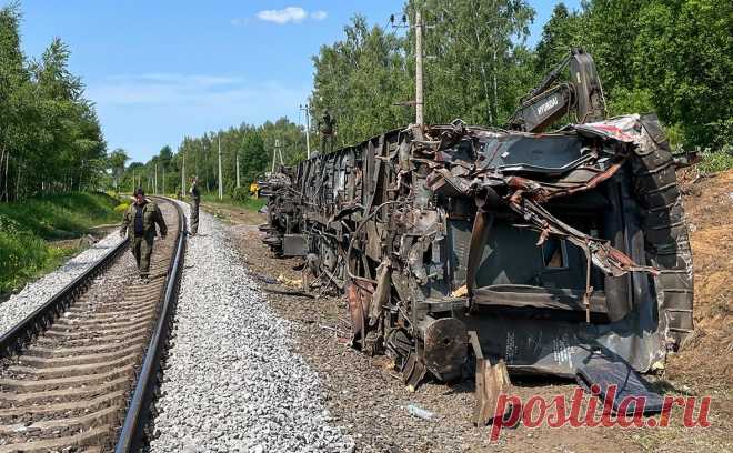 В РЖД рассказали о действиях бригады пострадавшего при подрыве поезда. Поездная бригада, в том числе проводники, поврежденного при обрушении моста состава в Брянской области работали быстро и слаженно, несмотря на полученные травмы, сообщили «РИА Новости» в Федеральной пассажирской компании (ФПК, дочерняя компания РЖД).