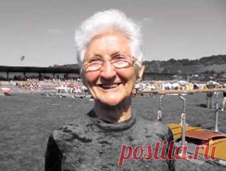 86-летняя гимнастка поразила публику кульбитами на брусьях. «Turnier Der Meister» Котбус 2012 |