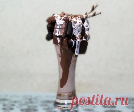 Коктейль «Шоколадная бомба» | Kulinar.in
Шоколадный коктейль — это вкусный, полезный и любимый напиток как взрослых, так и детей. Предлагаем не просто приготовить, а и оригинально украсить бокал с коктейлем. Получилась настоящая шоколадная бомба!