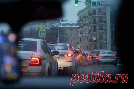 Москва застряла в семибалльных пробках. Пробки в Москве днем в среду, 27 марта, достигли семи баллов. О том, что в столице наблюдаются серьезные заторы на дорогах, следует из данных сервиса «Яндекс.Карты». Наибольшие затруднения заметны в центре города. В пробках стоит Садовое кольцо на внешней и внутренних сторонах.