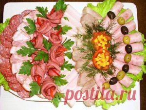 Красивое, но при этом простое оформление мясной нарезки.