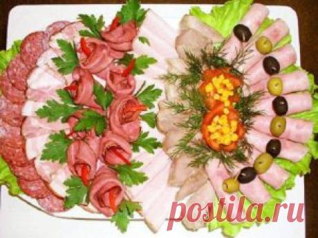 Красивое, но при этом простое оформление мясной нарезки.