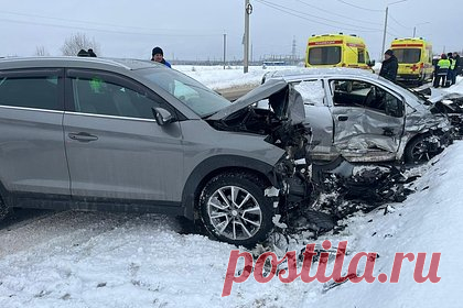 Грудной ребенок погиб при лобовом столкновении автомобилей на российской трассе. В Кирове грудной ребенок скончался от полученных травм при столкновении двух автомобилей. ДТП произошло утром в Нововятском районе города. На опубликованных кадрах видны два автомобиля со следами столкновения, а также детское кресло, установленное на переднем сиденье одного из них.