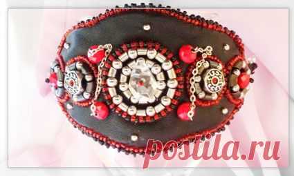 Яркий, оригинальный браслет