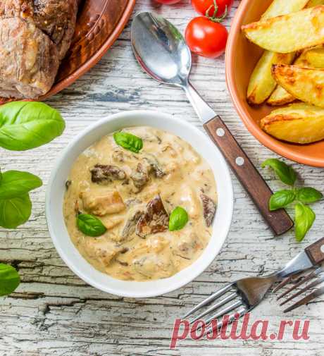 Грибной соус на Вкусном Блоге Обнаружила, что в блоге до сих пор не было моего любимого соуса с белыми грибами. Он довольно посто готовится и идеально подходит к жареному иди печеному мясу – говядине, свинине, баранине. Можно подавать его и к стейкам, и к ростбифу, и к банальной запеченной свиной шее. Этот соус можно хранить…