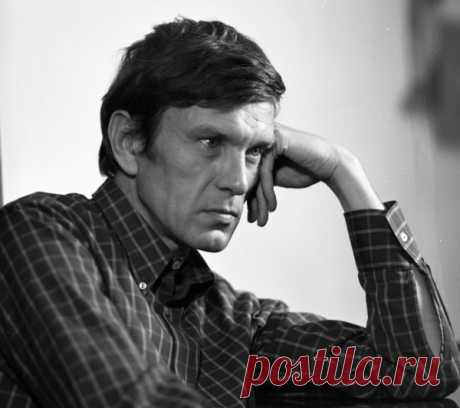 Игорь Ледогоров, 9 мая, 1932
 • 10 февраля 2005