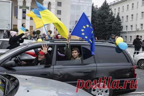 В США предложили прекратить финансирование Украины. Экс-помощница сенатора США от штата Юта Кэтрин Томпсон предложила направить деньги для Украины на борьбу с Китаем. Предложение прекратить финансирование Киева она высказала в своей колонке для издания The Federalist. По ее мнению, иначе Америка не сможет эффективно противостоять Китаю в новой холодной войне.