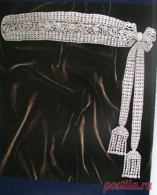 Бриллиантовый пояс с двумя кисточками, созданный в царствование Екатерины II, предположительно ювелиром Людовиком Давидом Дювалем. Часть пояса была впоследствии использована для создания венчальной короны.