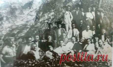 Մուսա Լեռ - 1930

Հ.Յ.Դ. ժողով գումարուած Մուսա Լեռան վրայ: Նկարին մէջ կ'երեւին Նիկոլ Աղբալեան, Կոմս եւ այլ գործիչներ: