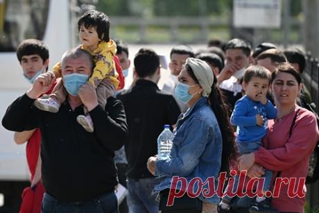 Нехватка мигрантов в России обернулась ростом зарплат. В первые шесть месяцев текущего года из-за нехватки мигрантов и роста спроса на разнорабочих зарплаты в таких профессиональных областях заметно выросли. Такой дефицит и, как следствие, рост расходов обернулся ростом цен на продукты и услуги, ведь теперь производство и другие работы обходятся компаниям дороже.