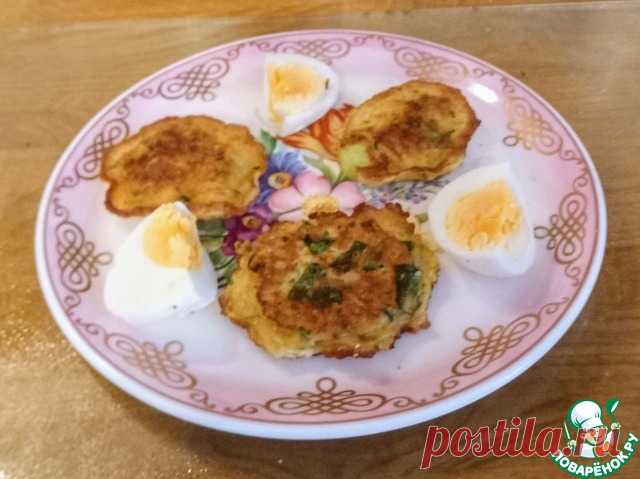 Кефтедес. Кефтедес - блюдо греческой кухни, напоминающее оладьи. В. зависимости от региона начинка бывает разной, начиная от вяленых помидоров, кончая бобами и различными видами мяса. Например, на Кипре кефтедес - преимущественно мясной. Одно неизменно - в основе их лежит Кипрский сыр Халуми. Кефтедес хорошо хранится в холодильнике. Их можно использовать в качестве быстрого завтрака, можно брать с собой на природу.
