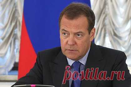 Медведев назвал три признака надвигающегося прямого конфликта с НАТО «на земле». России оставляют все меньше выбора, кроме прямого конфликта с НАТО, заявил заместитель председателя Совбеза России Дмитрий Медведев. По его словам, об этом свидетельствуют как постоянно расширяющаяся номенклатура поставляемого Киеву оружия, так и «братание» отдельных западных политиков с нацистами.