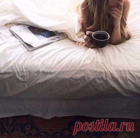 В Субботу существует неписаный закон,
Никаких сегодня о работе лишних слов,
Рано с утра тоже можно не просыпаться,
И целый день счастливым в постели проваляться!
Отключить будильник и забыть обо всем,
Не будет лишним, поспать разочек днем,
Хочешь, спи, хочешь, гуляй, хочешь, пой,
Суббота, по всем правилам – день выходной!