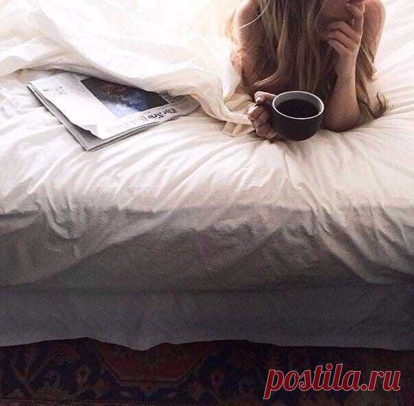 В Субботу существует неписаный закон,
Никаких сегодня о работе лишних слов,
Рано с утра тоже можно не просыпаться,
И целый день счастливым в постели проваляться!
Отключить будильник и забыть обо всем,
Не будет лишним, поспать разочек днем,
Хочешь, спи, хочешь, гуляй, хочешь, пой,
Суббота, по всем правилам – день выходной!