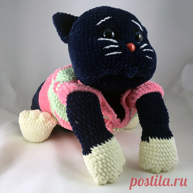 Подушка кот, крючком, темно-синий в розовой кофте, 70*30 см – Очередной шедевр плюшевого мира подготовил для Вас новый шедевр своего мастерства эта кот подушка, игрушка на которой можно спать. На высоте как всегда остается качество и мягкость изделия. У игрушки подвижные лапки и хвост, могут принимать любую форма. А мордочка не оставит без улыбки даже самого грустного ребенка.