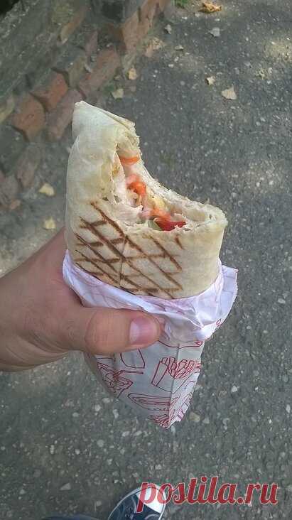 Десять лет ем шаверму на вокзалах и возле метро. Сколько раз я травился? | Штепан | Яндекс Дзен