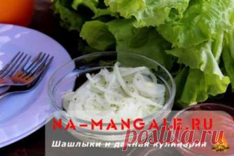 Быстрый маринованный лук в уксусе к шашлыку - рецепт Рецепт приготовления простой закуски к шашлыку или другому жареному мясу - маринованный лук с зеленью. Готовиться быстро, пока мясо жарится на углях.