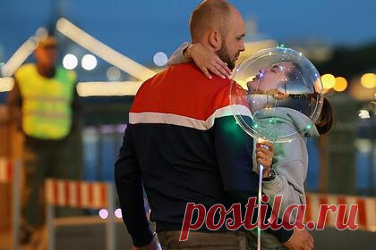 Россиянам назвали лучший способ снять стресс. Врачи медицинского онлайн-сервиса СберЗдоровье объяснили россиянам, чем объятия полезны для здоровья. По словам педиатра, дети, которых чаще обнимают, быстрее растут. Невролог призвала заканчивать рабочий день объятиями с близкими для борьбы со стрессом. А кардиолог отметила, что обниматься можно для снижения давления.