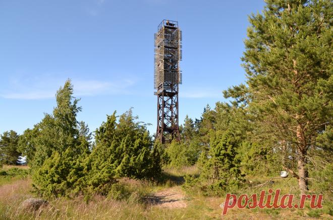 Заброшенный радиоактивный маяк (7 фото + 1 тянучка) | Чёрт побери Друзья, сегодня хочу рассказать Вам небольшую историю. Маяк на мысе Пихлисаар в Ленинградской области. Вроде, с виду – ничего необычного – вот он – маяк. Ну подумаешь – заброшен. Мало ли у нас заброшенных объектов? Путь к нему лежит через деревню Липово. В ней доживает свой век такой трактор:) Но, вернемся к маяку. Это место овеяно большим количеством слухов. Один из них гласит, что в 2003 году, несколько ох...