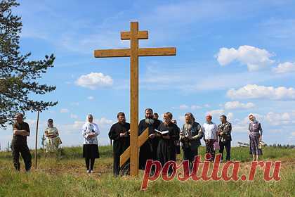 Россияне установили поклонный крест староверам деревни Конецбор. В Республике Коми на старообрядческом кладбище Конецбора Печорского района установили и освятили поклонный крест. В этом событии принимали участие гости из Санкт-Петербурга, Новгорода, Усть-Цильмы. Крест установили по инициативе старосты старообрядческой общины города Печоры и уроженки Конецбора Лидии Кононовой.