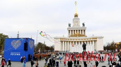 Достижения страны, величие её истории и будущего: в Москве открылась международная выставка-форум «Россия». В Москве открылась международная выставка-форум «Россия», призванная продемонстрировать достижения России. На выставке представлены более 130 экспозиций и 13 экскурсионных маршрутов более чем с 500 экскурсиями ежедневно. Множество мероприятий пройдёт в рамках культурно-развлекательной, деловой и образовательной программ выставки. Посетители также смогут осмотреть уникальный архитектурный…