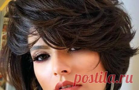 Модные и стильные стрижки 2022: шикарные новинки для преображения Модницы готовы отдать последние сбережения и свои силы, лишь бы вновь почувствовать себя красивой и стильной. Модные тренды меняются с невероятной скоростью, что еще больше подстрекает дам на смелые преображения. Но с чего начать? Конечно, со стрижки! Мы как раз собрали для вас последние новинки и модные тенденции в мире роскошных причесок.