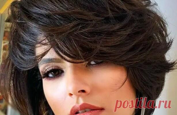 Модные и стильные стрижки 2022: шикарные новинки для преображения Модницы готовы отдать последние сбережения и свои силы, лишь бы вновь почувствовать себя красивой и стильной. Модные тренды меняются с невероятной скоростью, что еще больше подстрекает дам на смелые преображения. Но с чего начать? Конечно, со стрижки! Мы как раз собрали для вас последние новинки и модные тенденции в мире роскошных причесок.