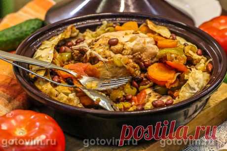 Тажин из курицы с овощами и фасолью. Рецепт с фото Бывает так, что мясо и овощи на дне тажина пригорают. Так случается, если в продуктах слишком мало жидкости, а температуру готовки выбрали слишком высокую. Чтобы такого не произошла, положите на дно глиняной формы лист лаваша, затем – остальные продукты и все прикройте крышкой. Пока курица и овощи запекались в собственном соку, лаваш буквально растаял в образовавшемся овощном соусе, сделав его немного гуще. 

