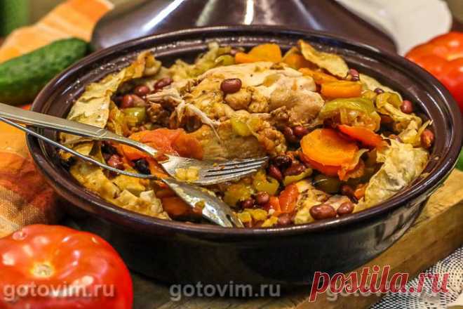 Тажин из курицы с овощами и фасолью. Рецепт с фото Бывает так, что мясо и овощи на дне тажина пригорают. Так случается, если в продуктах слишком мало жидкости, а температуру готовки выбрали слишком высокую. Чтобы такого не произошла, положите на дно глиняной формы лист лаваша, затем – остальные продукты и все прикройте крышкой. Пока курица и овощи запекались в собственном соку, лаваш буквально растаял в образовавшемся овощном соусе, сделав его немного гуще. 

