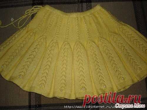 Юбка спицами в складку 
 

Увидела вот такую юбку на одном турецком сайте, она мне сразу очень приглянулась.

Правда, ни схемы, ни описания не было. 
Решила сама подобрать, и вот что вышло, делюсь со всеми желающими.

Итак:

1. Выбрала подходящую пряжу, у меня ушло 150 гр, метраж пряжи 300м/100 гр.

2. Юбка вяжется на круговых спицах (у меня №4/80 см)

3. Расчет петель: расчет делала так - окружность талии/бедер*2, и добивала до того, чтоб итоговое число петель делилось на...