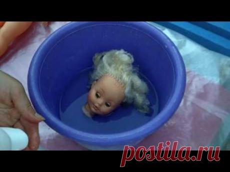 Приводим волосы куклы в порядок.