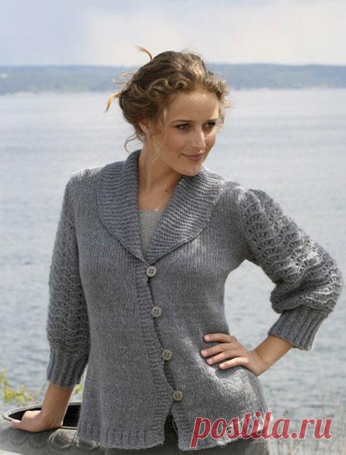 Жакет Ценность с воротником-шалька и ажурными рукавами для полных до 62 размера спицами – схема вязания с описанием