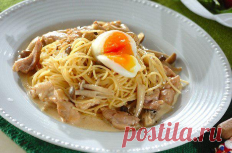 Спагетти с куриным сливочным соусом.