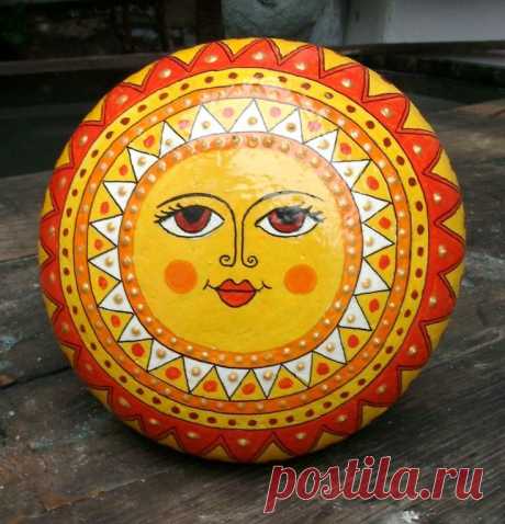 Sun painted stone | Cute rocks!! | Раскрашенные Камни, Солнце и Камни