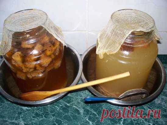 10 вкуснейших супер - рецептов домашнего кваса 
Рецепт кваса ржаного 
_____________________________________________________ 
На 3 литра воды: 
ржаные сухари – 1 кг, 
сахар – 200 г, 
дрожжи – 20 г, 
изюм – 50 г. 
Ржаные сухари залить кипятком, затем охладить. 
Процедить, добавить сахар и хорошенько размешать. 
Добавить дрожжей, поставить в теплое место и дать бродить 12 часов. Потом перелить в бутылки, добавить изюм и поставить их в холодное место. 
Через два дня квас готов. 
Домашний квас 
___