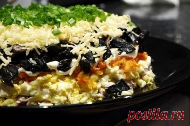 Слоеный салат с жареными грибами, курицей и сыром, рецепт — Вкусо.ру