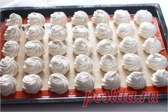 Рецепт невероятно вкусного зефира!

Я очень люблю этот сладкий и полезный десерт. Недавно, я наткнулась в интернете на рецепт зефирной начинки для macarons. Она мне настолько понравилась, что я стала изучать этот вопрос и нашла рецепт зефира по ГОСТу. С этого и начались мои эксперименты.
Классический вариант зефира готовится из яблочного пюре.
Итак, предлагаю вам классический рецепт зефира. Дальше, все зависит от ваших вкусовых пристрастий и фантазии.
Сразу оговорюсь, лучш...