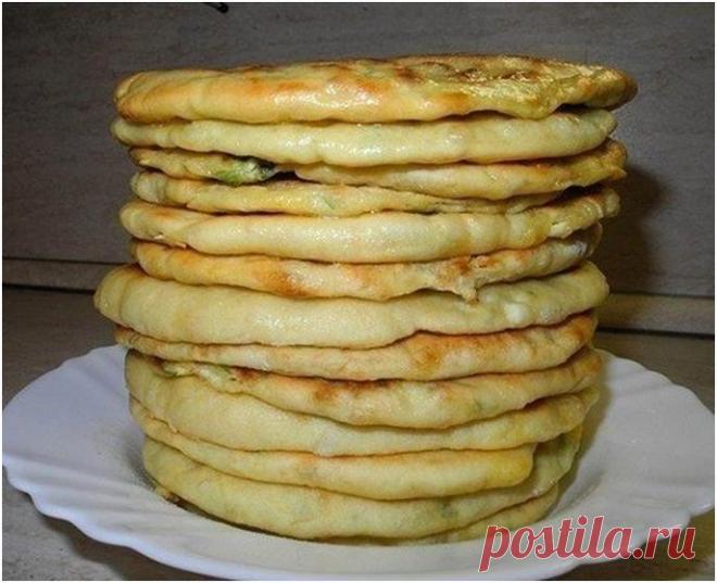 Хачапури с сыром и вареным яйцом: вкусный и экономичный рецепт Такие хачапури хороши как для завтрака с чашкой чая, или кофе, так и для праздничного стола, на котором они могут заменить обычный хлеб. К тому же очень удобно, когда хачапури делаются не только вкусно, но и быстро и с минимальным количеством затрат. Предлагаю именно такой вариант приготовления хачапури — недорогих и вкусных! Ингредиенты: Тесто: ● кефир — 2 ст ●