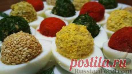 Рецепт: Яркие фаршированные яйца на RussianFood.com