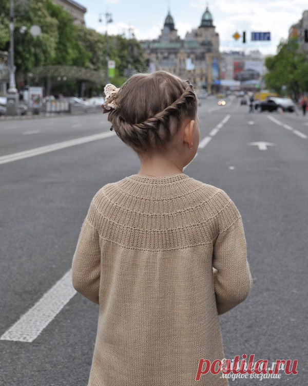 Кардиган бамбукового цвета для девочки вязаный спицами и крючком