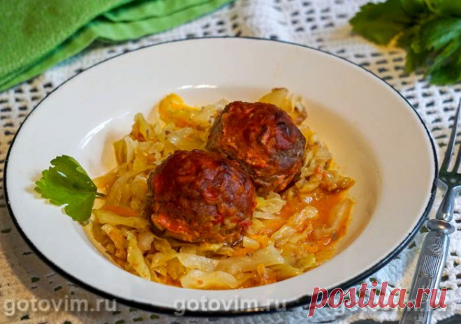 Тефтели в духовке на капустной подушке. Рецепт с фото Тефтели - простое, вкусное домашнее блюдо из мясного фарша, которое любят и дети, и взрослые. Приготовить их можно по-разному: запечь в духовке, потушить на сковороде, в томатном, сметанном или сливочном соусе. Но мы пойдем дальше и покажем в этом рецепте, как приготовить тефтели одновременно с овощным гарниром, чтоб не вытирать саблю дважды. На гарнир у нас будет свежая капуста. Пробуем? 
