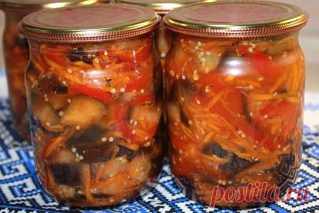 Баклажаны на зиму
Ингредиенты:
баклажаны - 1 кг
морковь - 300 гр
перец красный - 500 гр
чеснок - 3-4 зубчика
кетчуп чили (острый) - 150 мл.
сахар - 100 гр
соль - 2 ч.л.
масло растительное рафинированное - 4 ст.л.
уксус 9% - 3 ст.л.

Овощи нарезать как нравится, морковь натереть на терке, чеснок измельчить.
Добавить все ингредиенты, поставить на самый маленький огонь.
Помешивая варим пока пустит сок.
Потом прибавляем огонь и кипятим 10 минут помешивая.
Раскладываем по пол л...